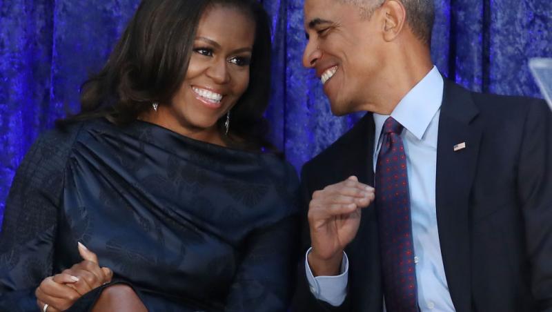 Michella și Barack Obama, unul lângă celălalt, povestind și râzând