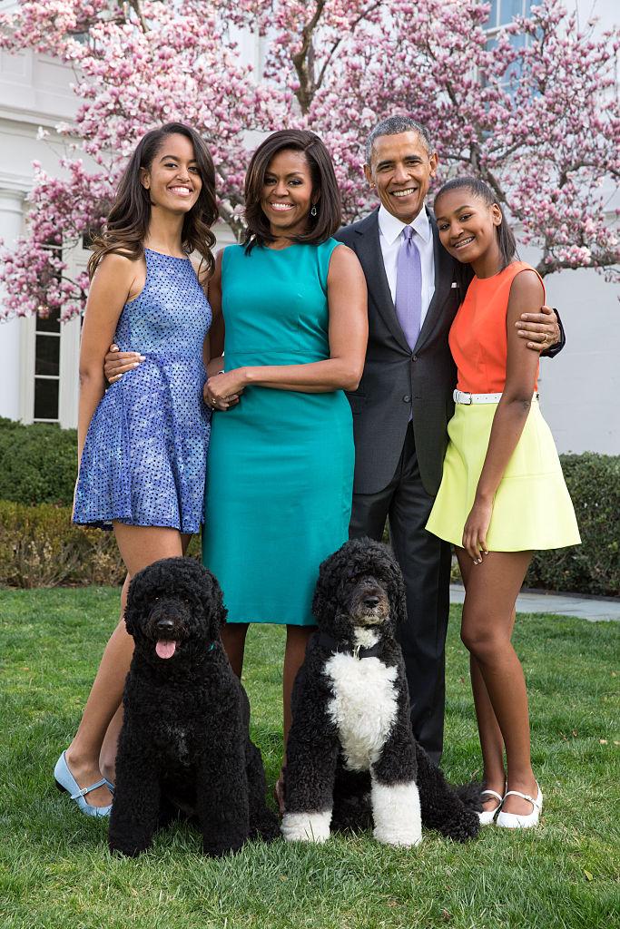 Familia Obama, portret de familie. Soții Michelle și Barack Obama, alături de cele două fiice și de câinii lor