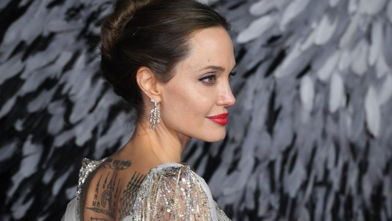 Angelina Jolie, o prezență mereu elegantă și feminină, și-a surprins fanii de această dată cu ținuta pe care a ales să o poarte în aeroport.