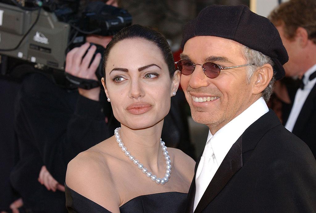 Billy Bob Thornton, alături de Angelina Jolie, amândoi ourtând ținute negre, la un eveniment