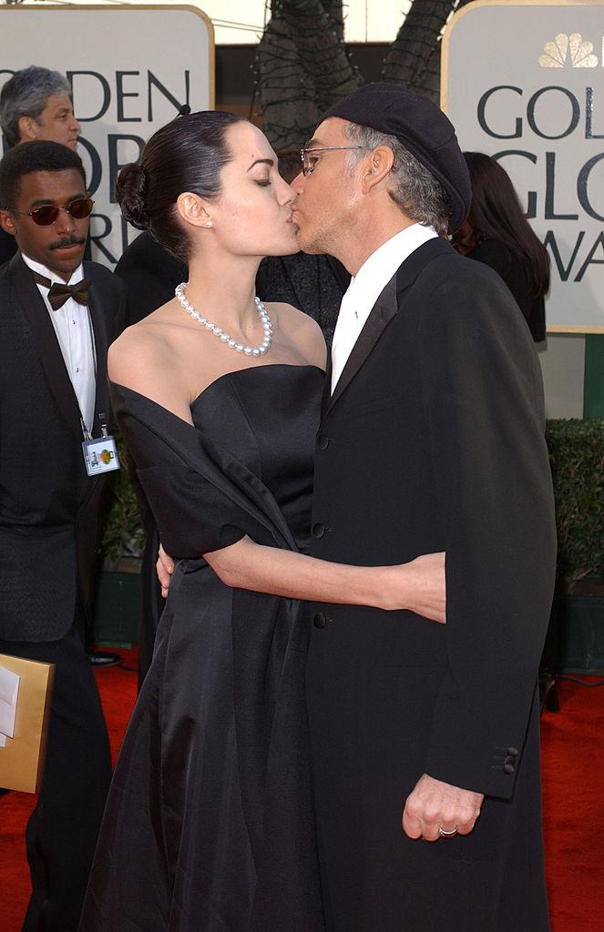 Billy Bob Thornton sărutând-o pe Angelina Jolie