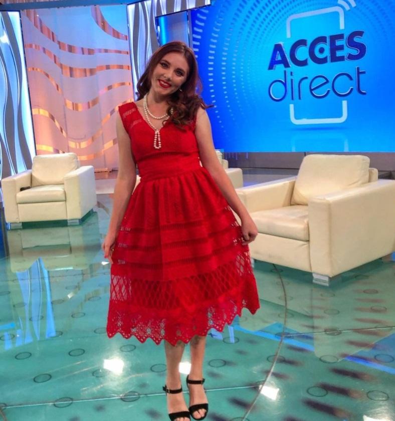Vulpița Veronica Stegaru, într-o rochie roșie, la Acces Direct