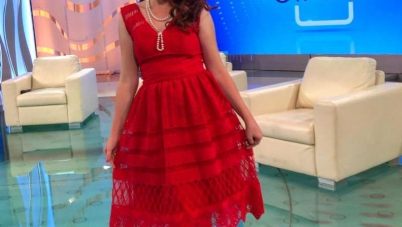 Vulpița Veronica Stegaru, într-o rochie roșie, la Acces Direct