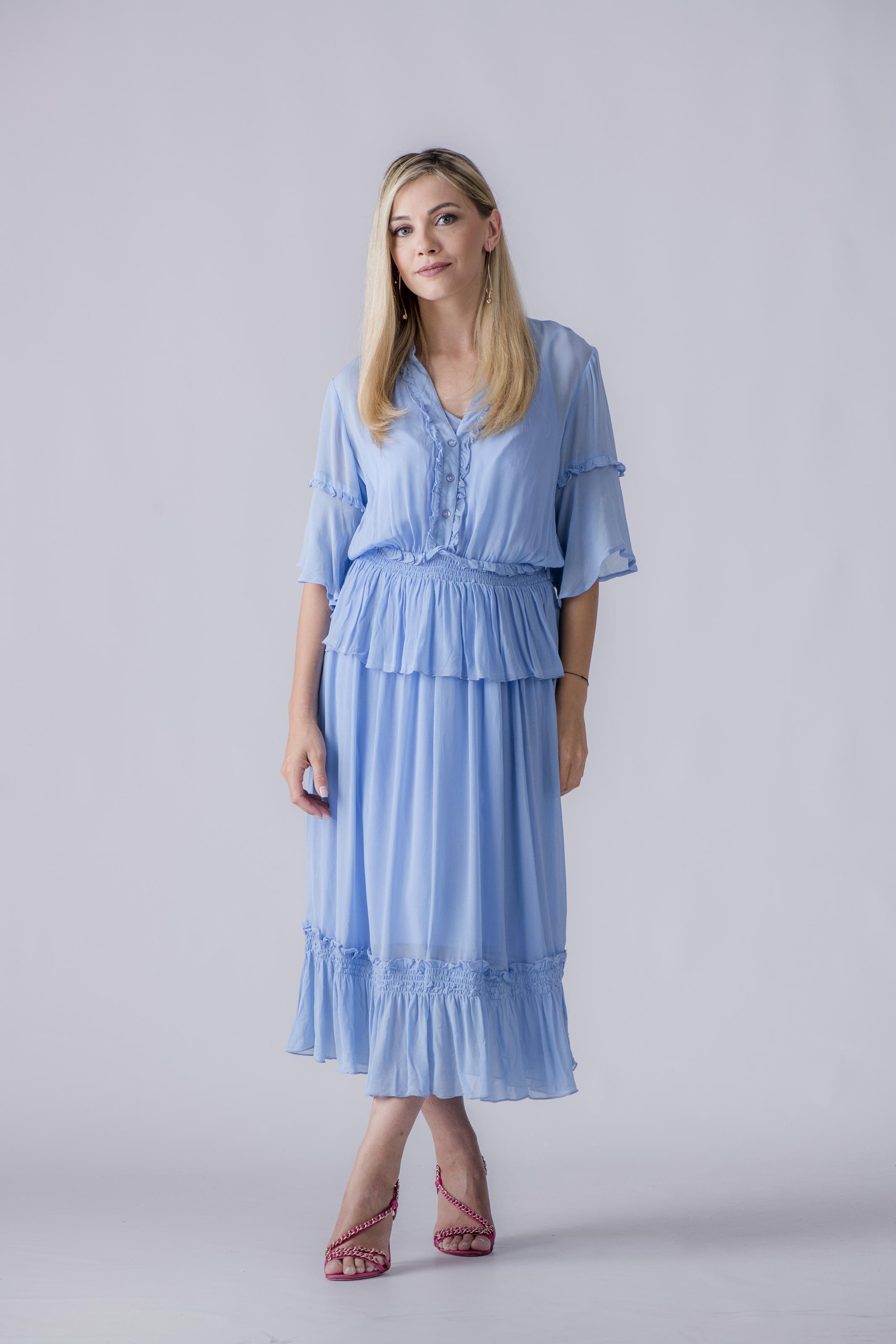 Andreea Ibacka, într-o rochie albastră