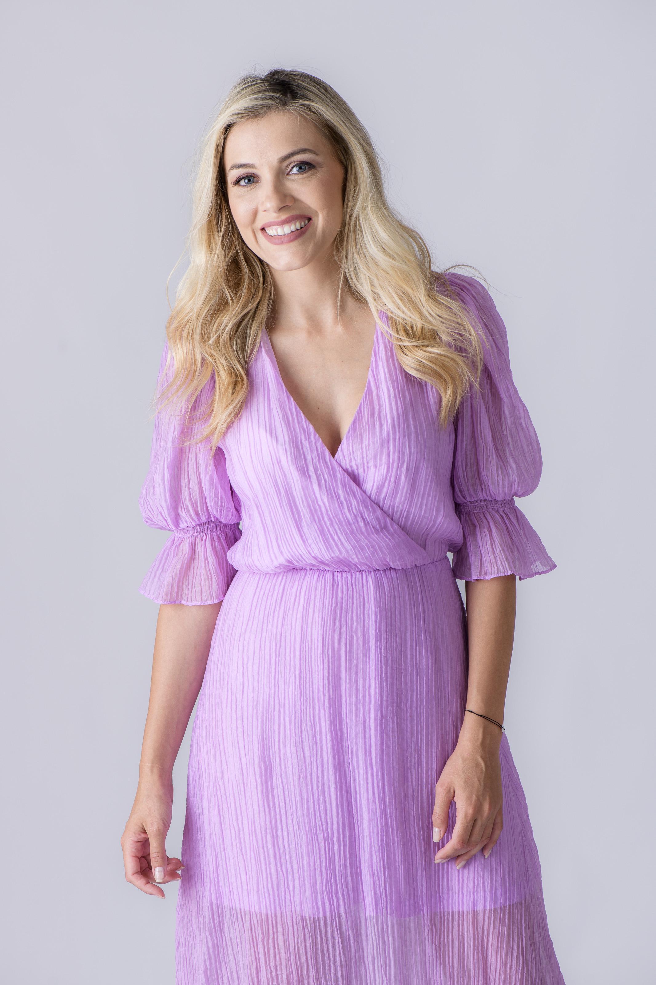 Andreea Ibacka, într-o rochie violet