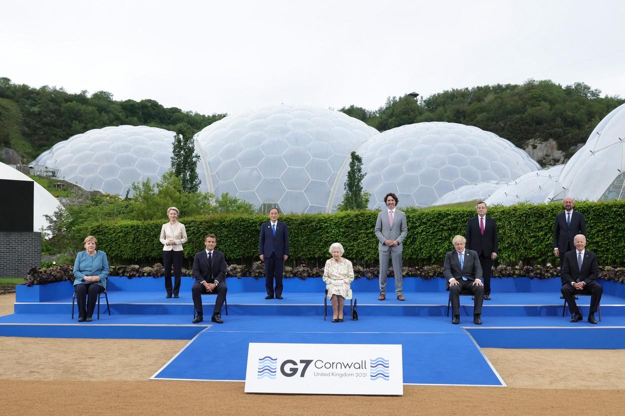 Regina Elisabeta a II-a, la summitul G7, iunie 2021, împreună cu ceilalți lideri ai lumii