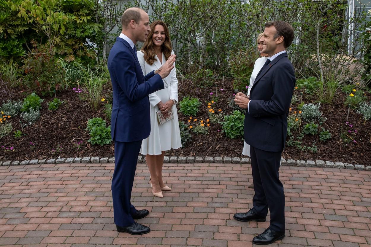 Prințul William și Kate Middleton discutând cu Emanuel Macron