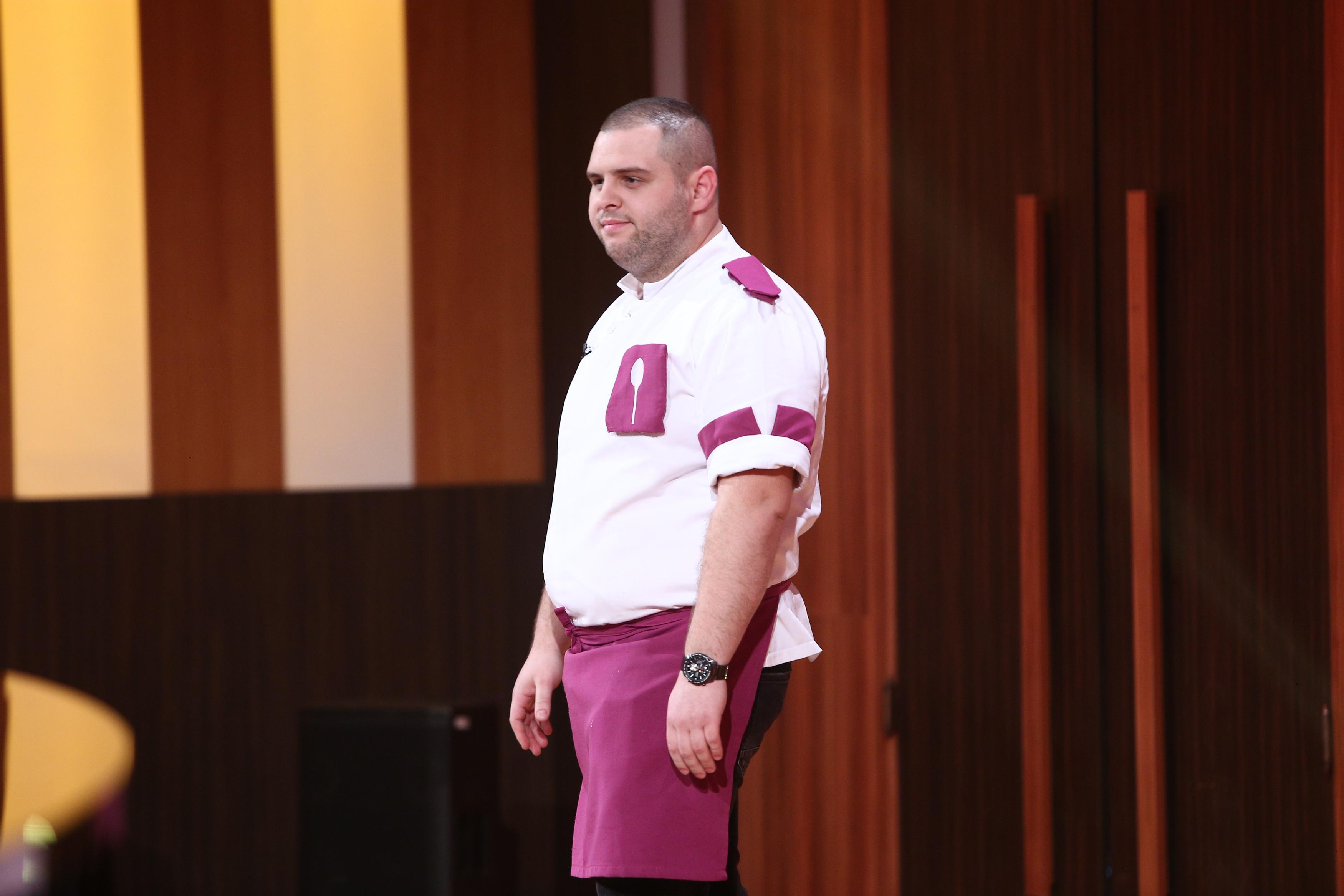 Alexandru Bădițoaia, purtând uniforma echipei mov, la eliminarea de la Chefi la cuțite