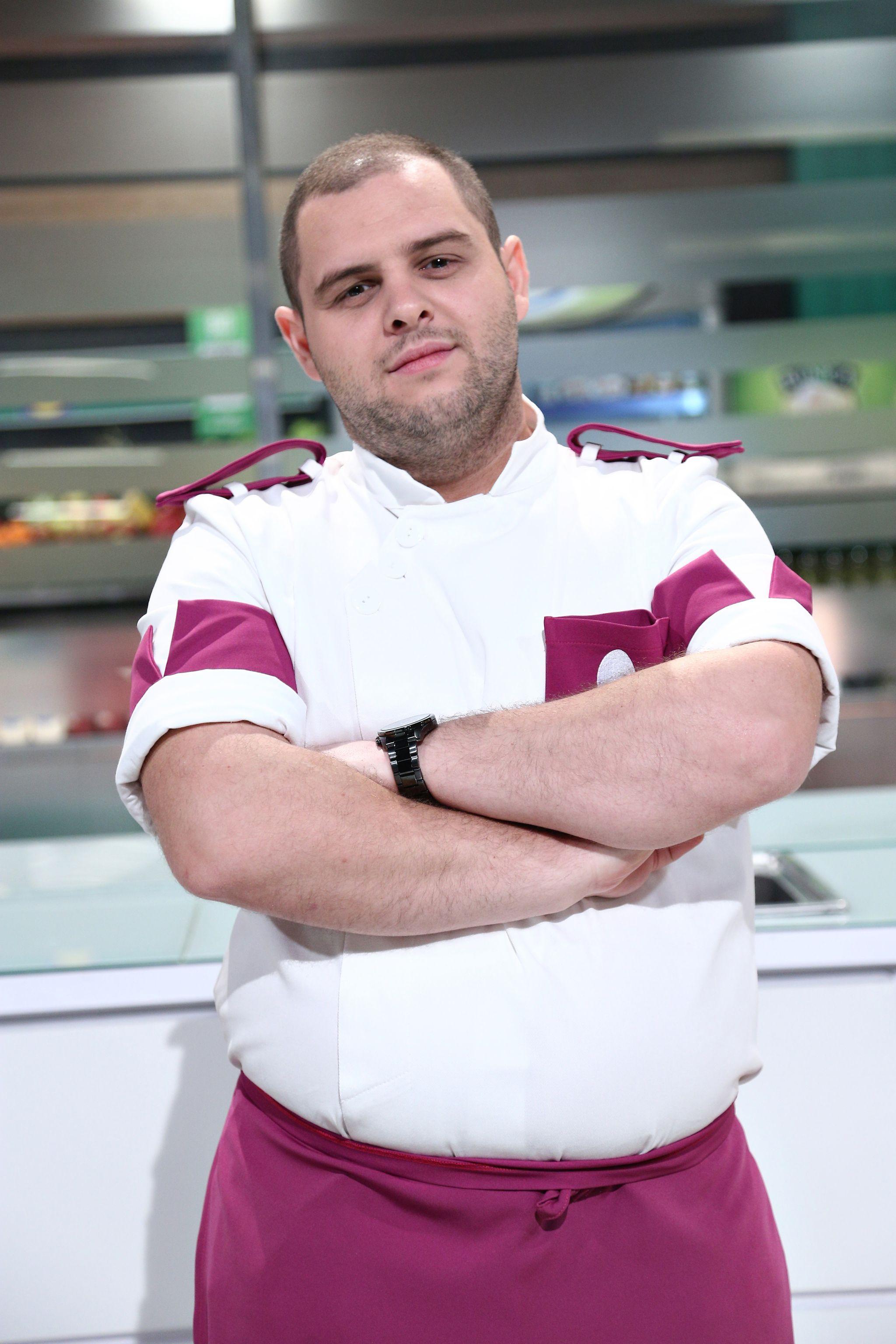 Alexandru Bădițoaia, purtând uniforma echipei mov, la Chefi la cuțite