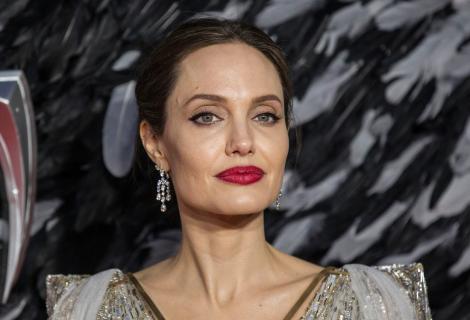 Angelina Jolie și-a vizitat fostul soț, pe Jonny Lee Miller. Actrița nu a mers cu mâna goală în vizită. Cum a fost surprinsă