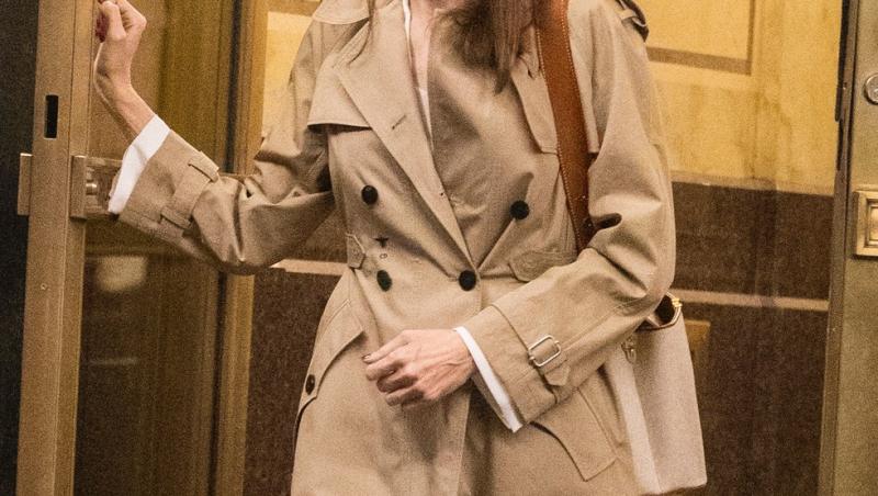 Angelina Jolie, îmbrăcată într-un trench crem, aflată în vizită la fostul ei soț, Jonny Lee Miller
