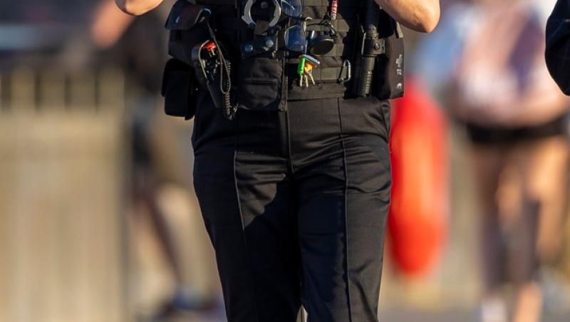 Penny Lancaster, soția superstarului Rod Stewart, îmbrăcată în uniforma de poliție pe străzile din Londra