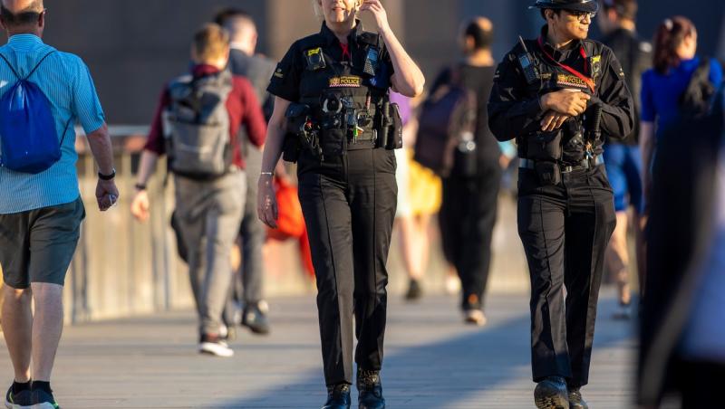 Penny Lancaster, soția superstarului Rod Stewart, îmbrăcată în uniforma de poliție