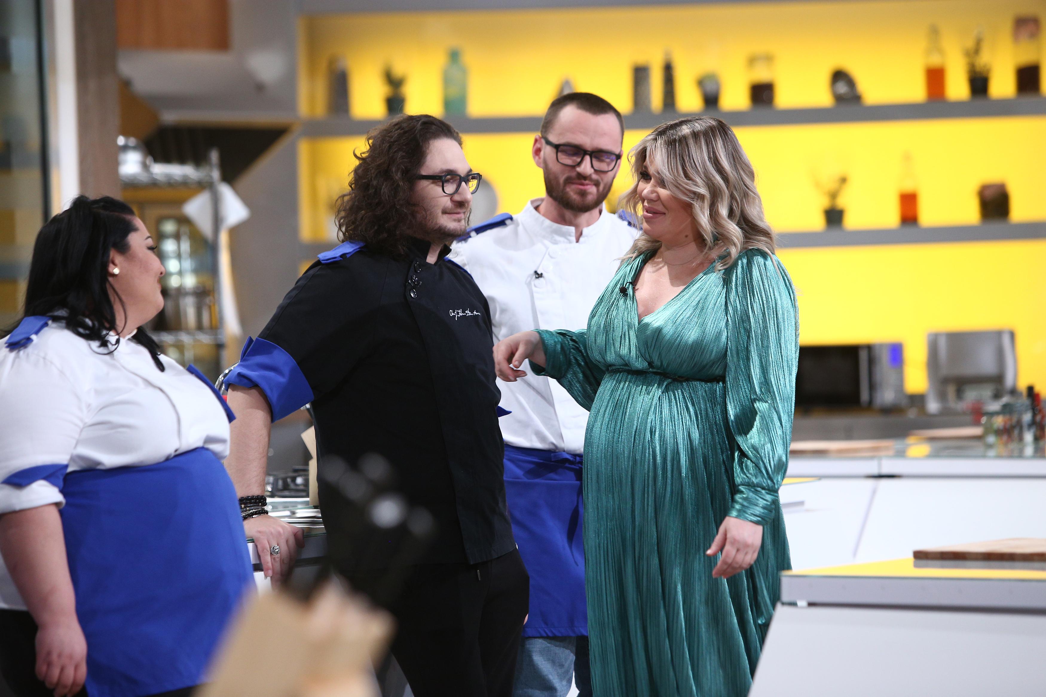 gina pistol intr-o rochie turcoaz, la chefi la cutite