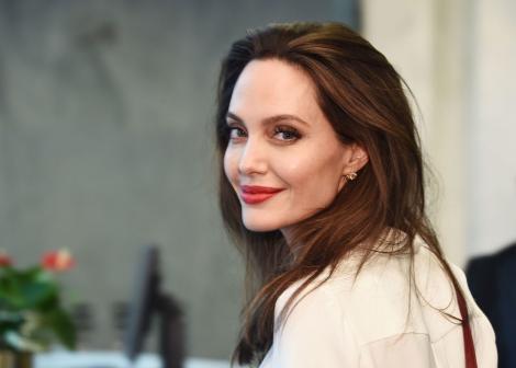 Angelina Jolie și-a lăsat la iveală tatuajul nou. Ce mesaj transmite, în contextul bătăliei cu Brad Pitt pe custodia copiilor