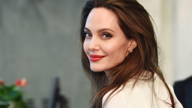 Angelina Jolie și-a lăsat la iveală noul tatuaj, un mesaj scris în italiană: "Eppur si muove"