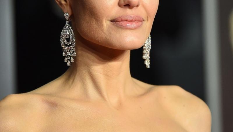 Angelina Jolie are pe corp foarte multe tatuaje, iar cel mai recent este un mesaj în italiană, "Eppur si muove"