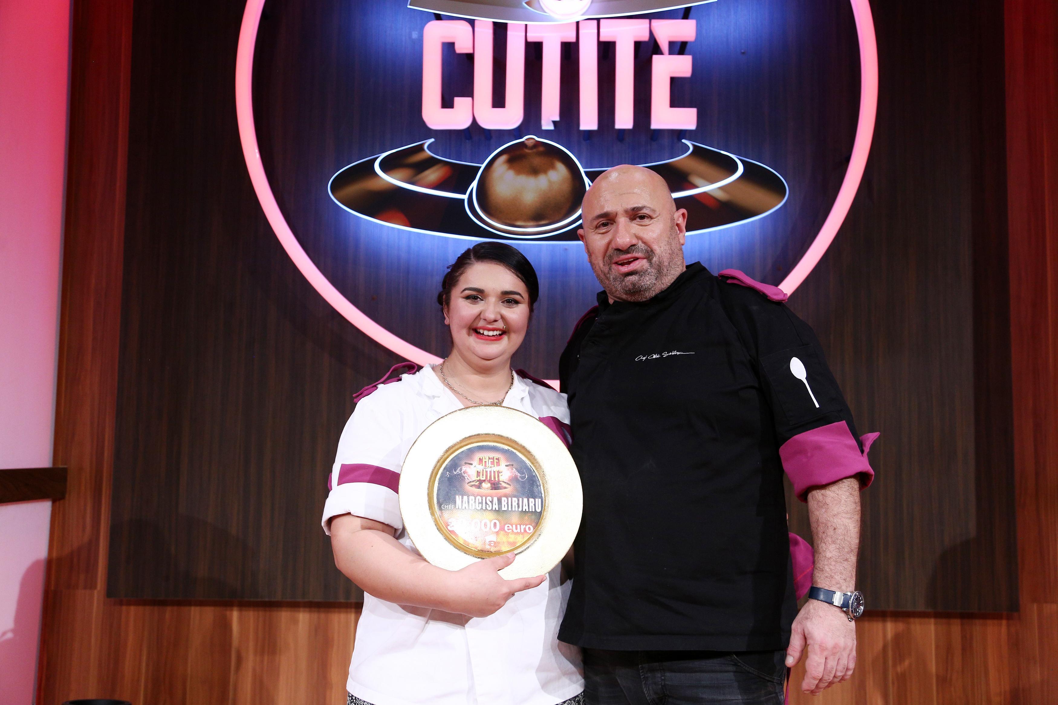 Narcisa Birjaru, bucurându-se, în momentul în care a fost desemnată câștigătoarea seonului 9 Chefi la cuțite