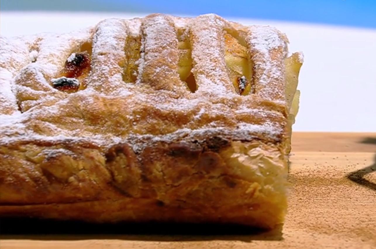 Ștrudelul cu mere se porționează după răcire