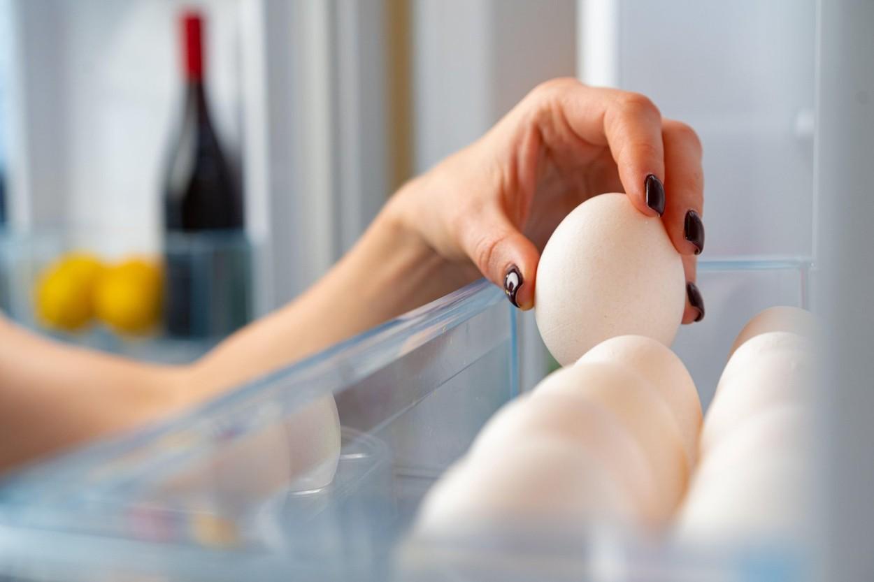 imagine cu oua depozitate în frigider