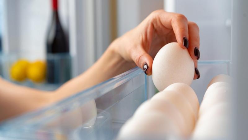 imagine cu oua depozitate în frigider