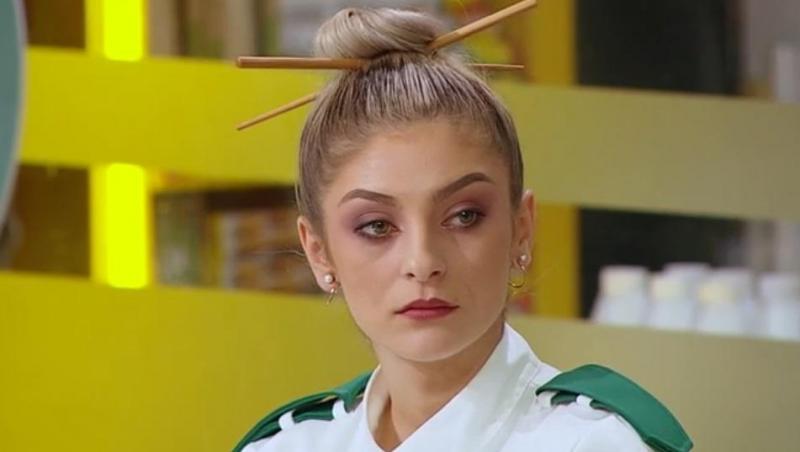 Elena Matei, în uniforma verde, cu părul prins în coc, în sezonul 9 Chefi la cuțite