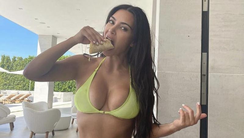 Kim Kardashian imbracata in costum de baie galben