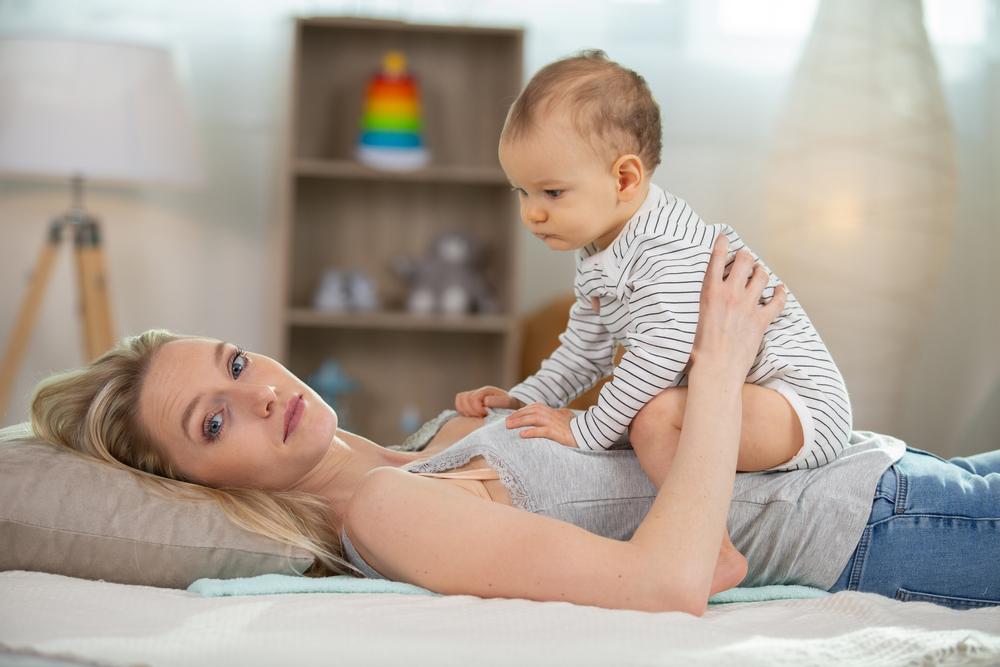 Bebelușul cu sprâncene groase, vedetă pe Internet. Mama lui primește și laude, și acuzații. Cum arată micuțul