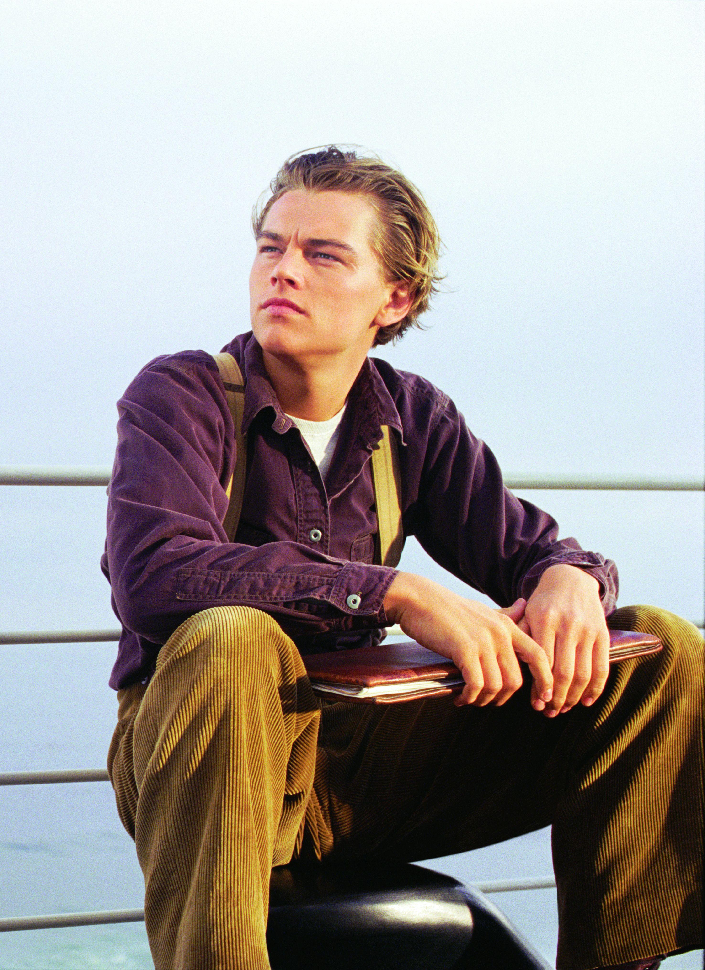 Leonardo DiCaprio, în tinerețe, îmbrăcat într-o cămasă mov