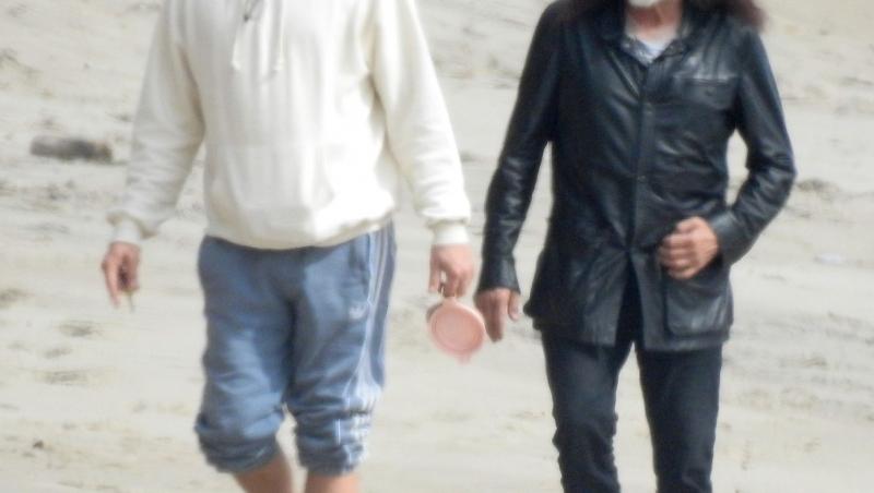 Leonardo DiCaprio, alături de tatăl său, George, pe plajă în Malibu