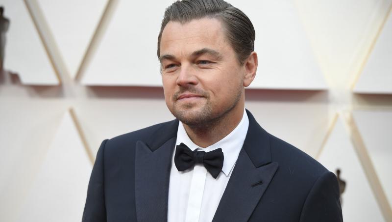 Leonardo DiCaprio, îmbrăcat într-un costum elegant, la decernarea premiilor Oscar