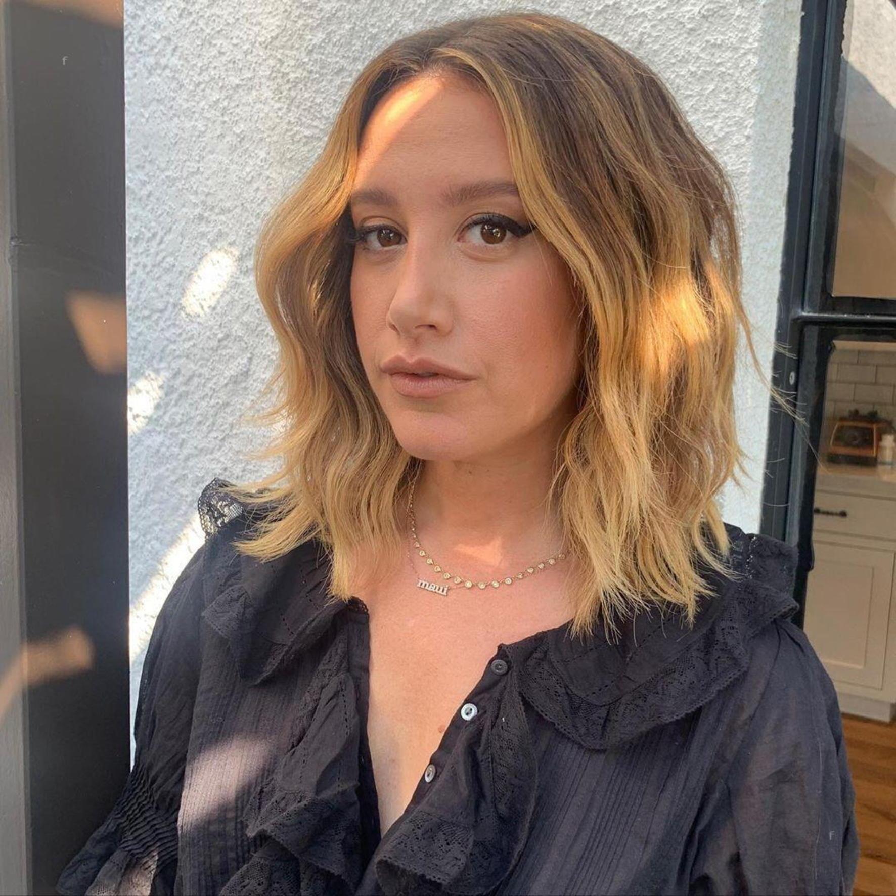 Ashley Tisdale, într-o cămașă neagră