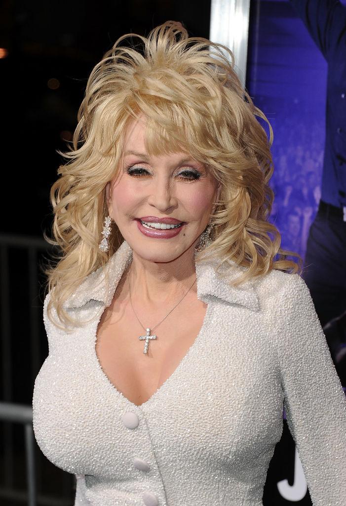 Dolly Parton, elegantă și frumos îmbrăcată într-o rochie cu decolteu adânc