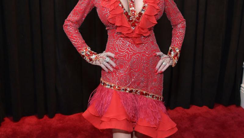 Dolly Parton, elegantă și frumos îmbrăcată într-o rochie roșie, cu decolteu