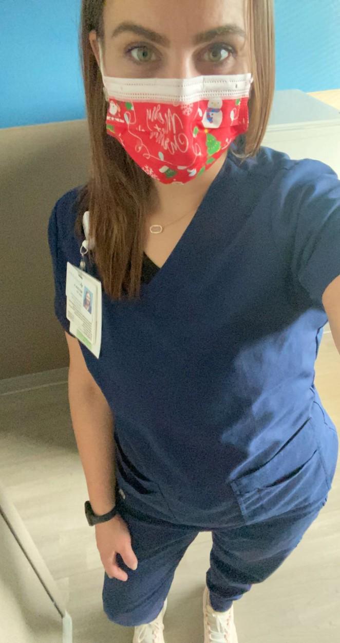 Megan Hill in uniformă de asistentă medicală