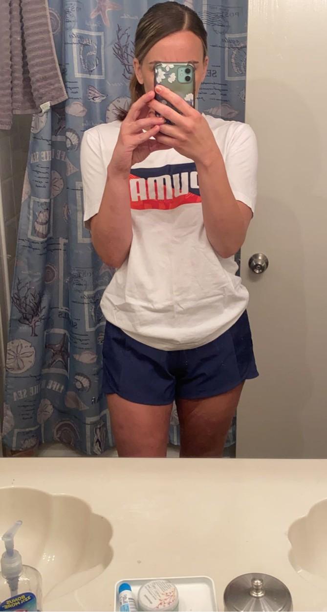 meghan hill, selfie in oglinda, in tricou si pantaloni scurti
