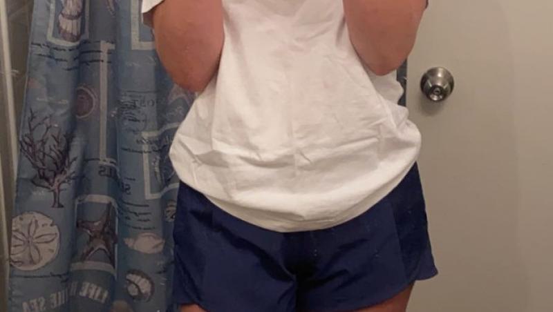 meghan hill, selfie in oglinda, in tricou si pantaloni scurti