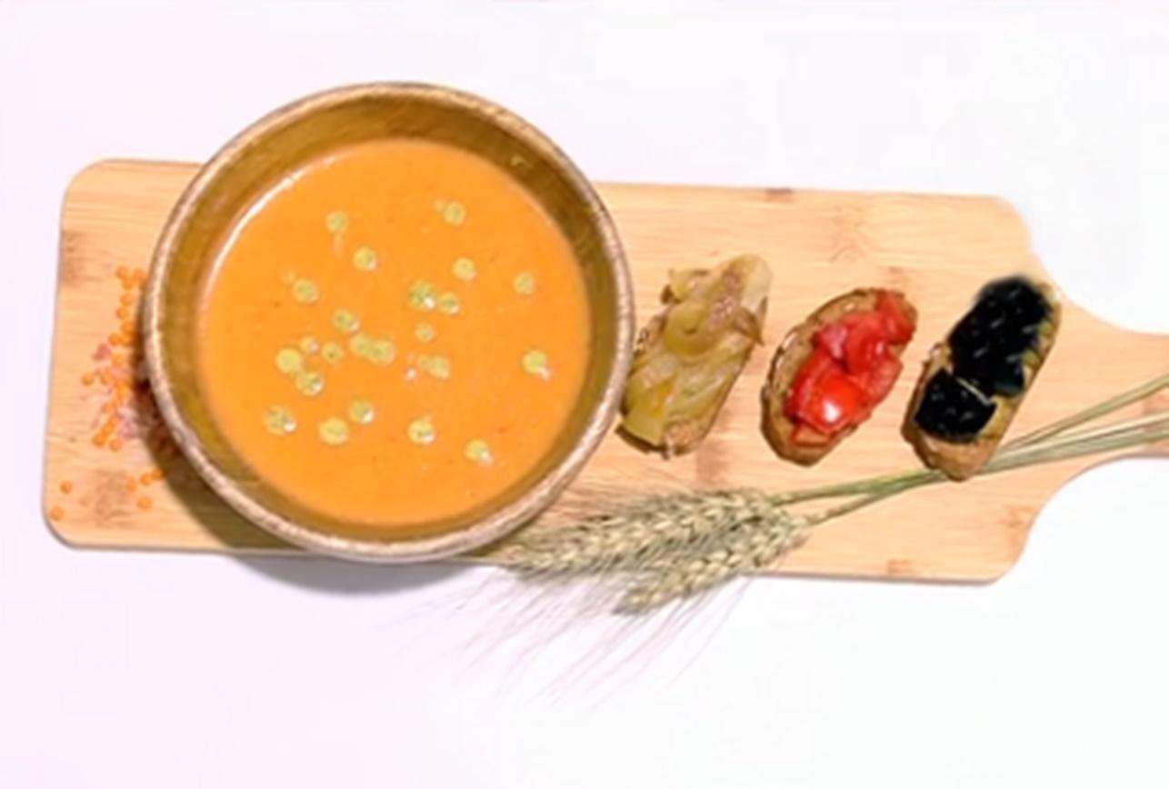 Supă cremă de linte cu sos de mentă și bruschete cu legume, rețeta lui Vlăduț de la Super Neatza