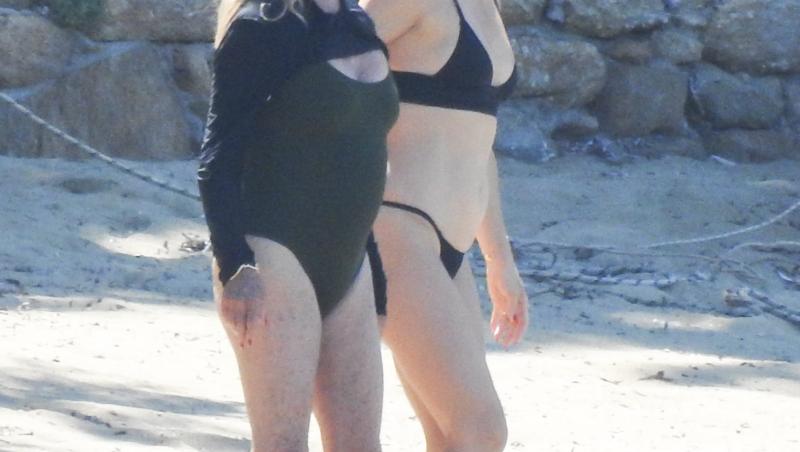Goldie Hawn și Kate Hudson au purtat ambele bikini de culoare neagră