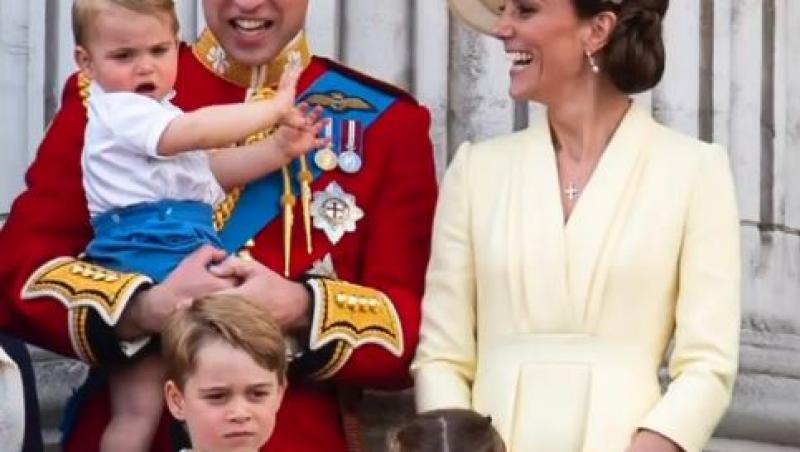 În fotografia emoționantă, Prințul William apare alături de Kate, soția sa, și cei trei copiii ai lor, amândoi fiind niște părinți fericiți și zâmbitori.