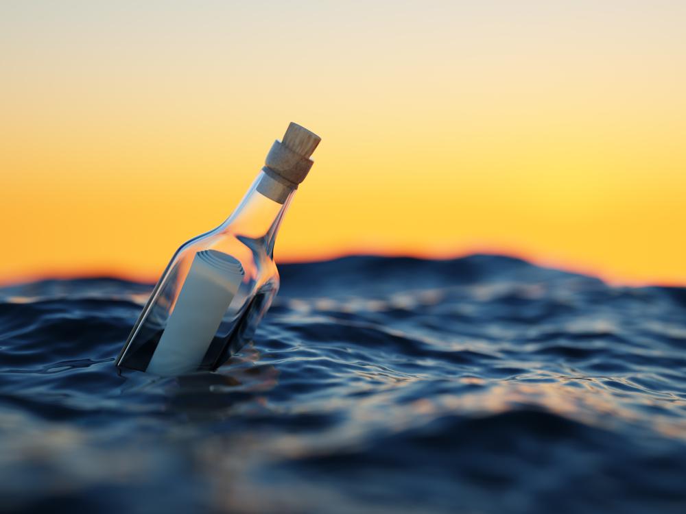 Un mesaj trimis într-o sticlă şi-a găsit destinatar după o călătorie de trei ani pe ocean. Ce scria în el