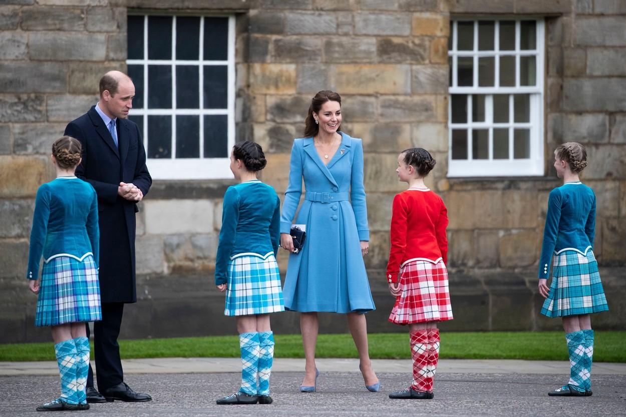 Kate Middleton și soțul ei, Prințul William, în vizită în Scoția. Sunt înconjurați de copii
