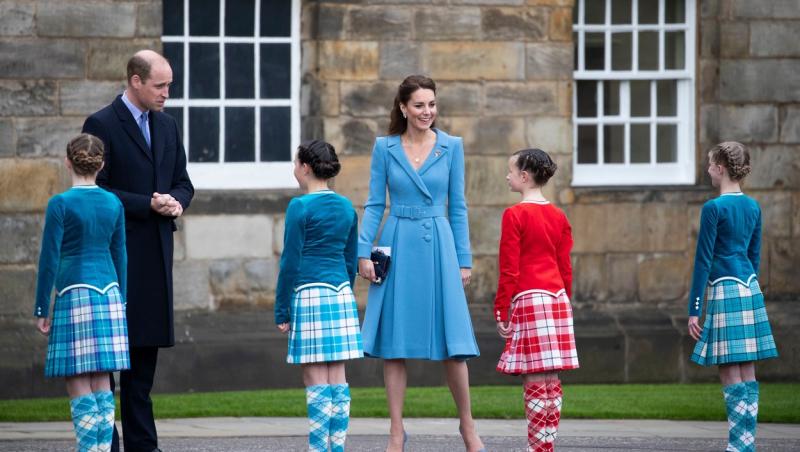 Kate Middleton și soțul ei, Prințul William, în vizită în Scoția. Sunt înconjurați de copii