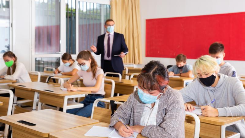 copii asezati in banci care sustin examenul la limba romana de la evaluarea nationala 2021