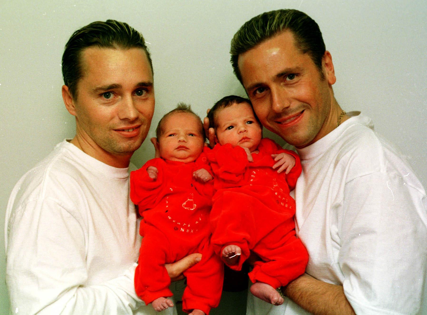 tatii lui saffron, cand s-a nascut, bebelusii in rosu, ei in alb