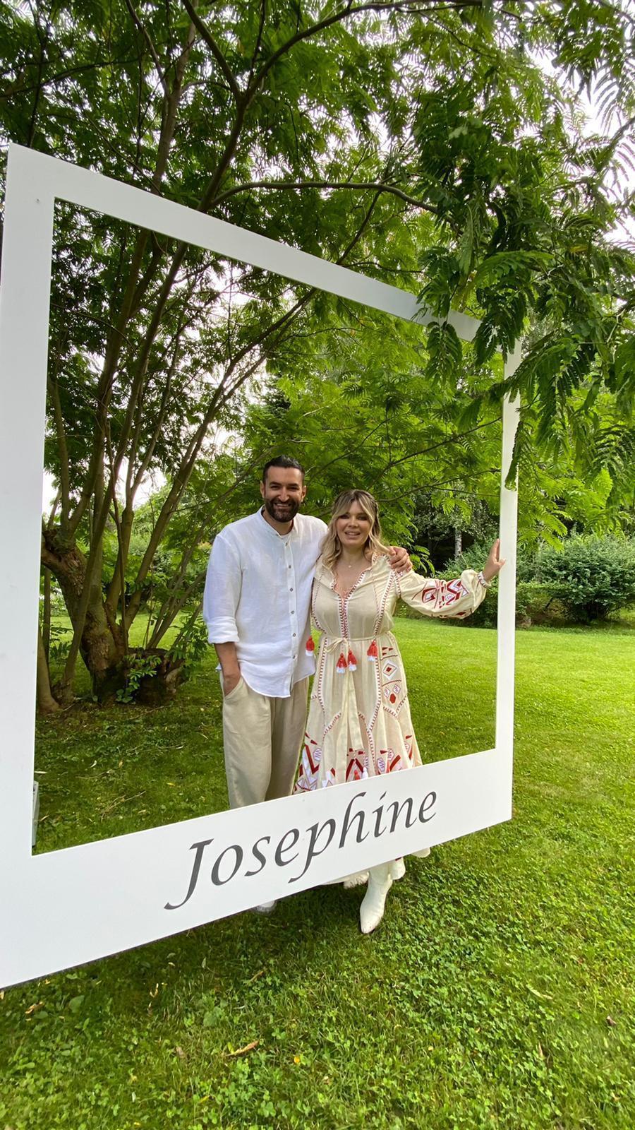 Gina Pistol și Smiley, la botezul micuței Josephine, încadrați de o ramă pe care scrie numele lui Josephine