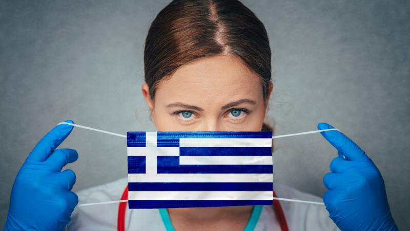 Asistentă cu mască cu steagul Greciei