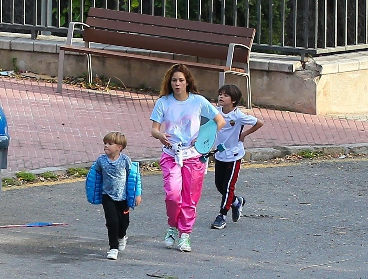 Shakira și copiii ei, fotografiați în Barcelona, pe stradă, în 2020. Sunt îmbrăcați lejer