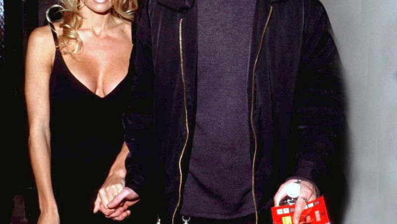 Lily James și Sebastian Stan au fost surprinși pe plajă în ipostaze fierbinți în timpul fimărilor pentru noul film “Pam & Tommy” în care joacă rolurile Pamelei Anderson și a fostului ei soț, Tommy Lee.