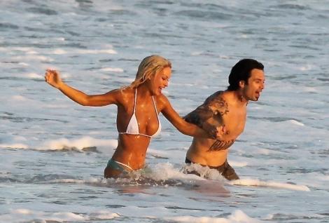 Lily James și Sebastian Stan, scene fierbinți pe plajă. Cum au fost surprinși la filmări